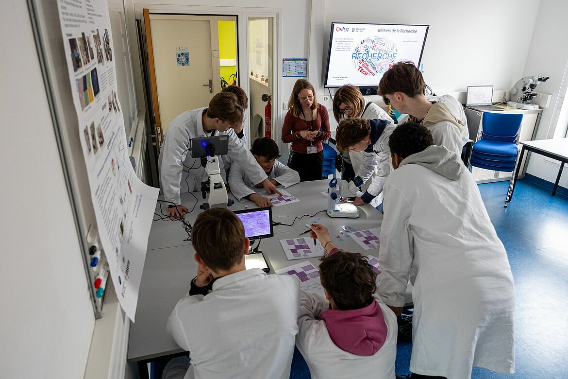 photo des lycéens en ateliers "protéines"
