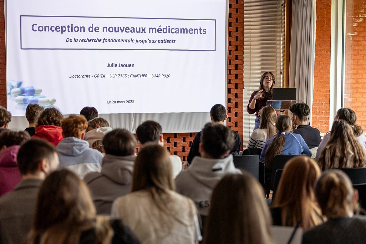 Photo d'une conférence sur les inhibiteurs de checkpoints immunitaires
